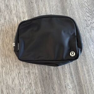 Lululemon- Everywhere Belt Bag 2L- Black